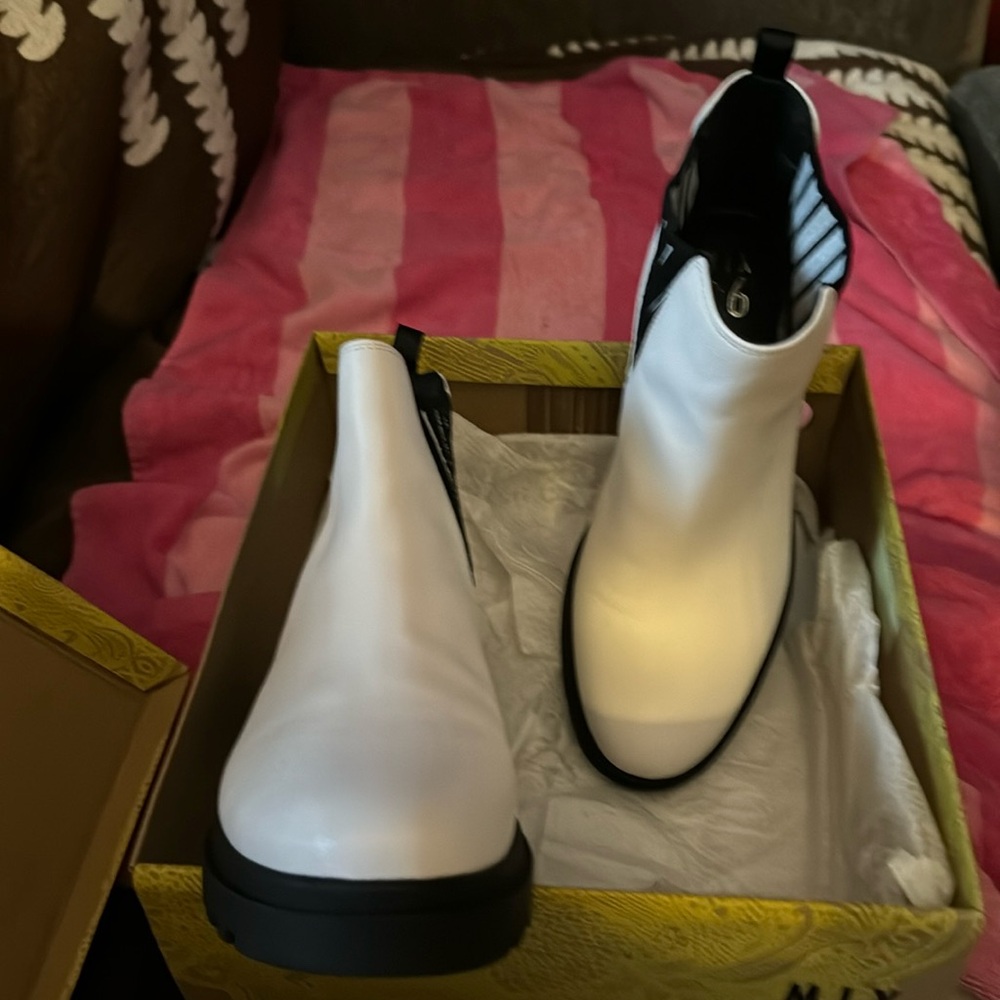 Blk/wht Chelsea boot
